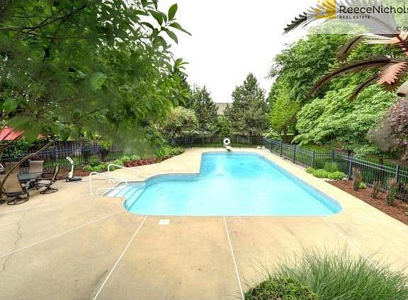 Beautiful pool, private setting
