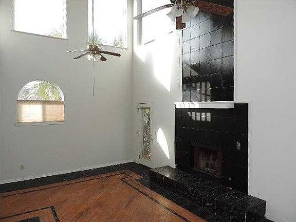 3rd image of 825 Tarpon Dr