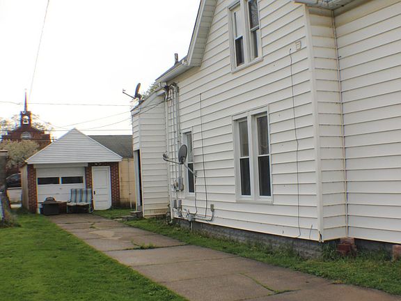 2nd image of 156 Oak St