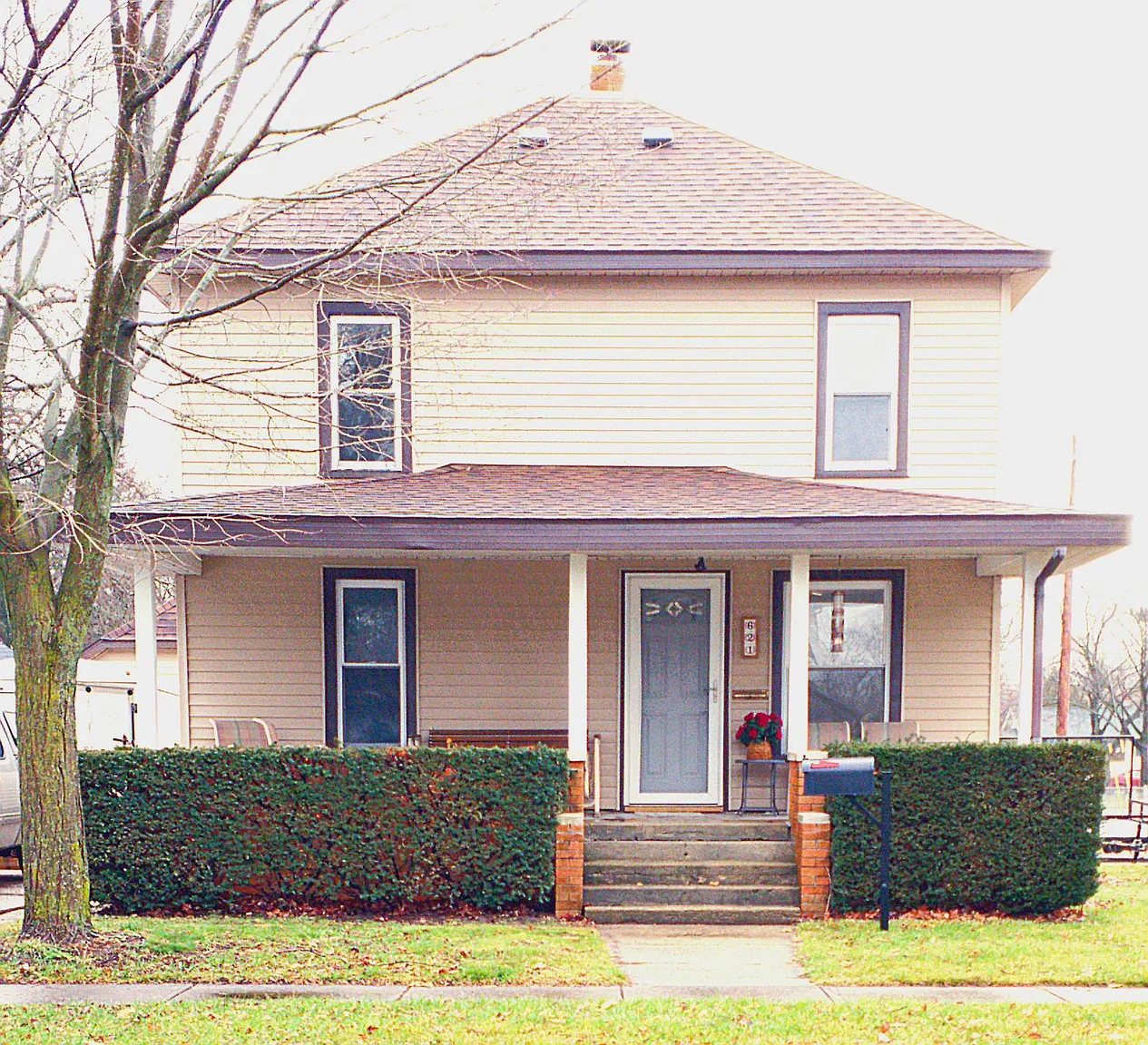 621 Center St photo 1