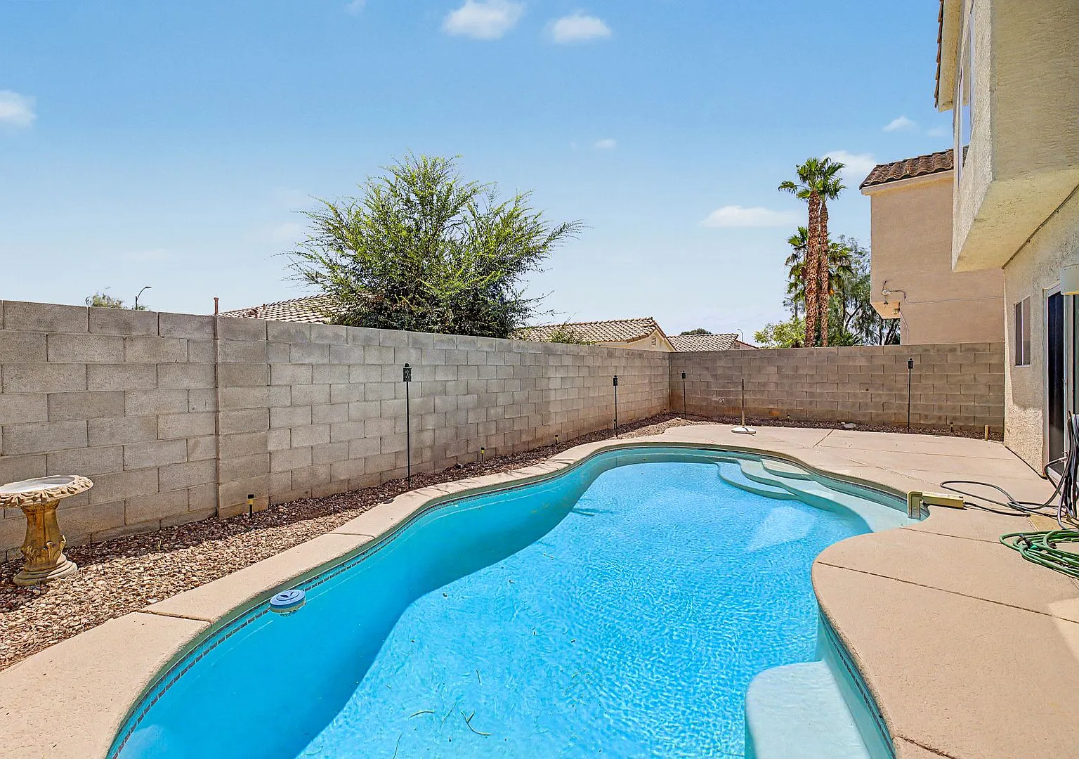 4-bedroom home with a pool in cul de sac! — Photo 2