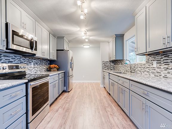 3rd image of 17016 Park Ave S