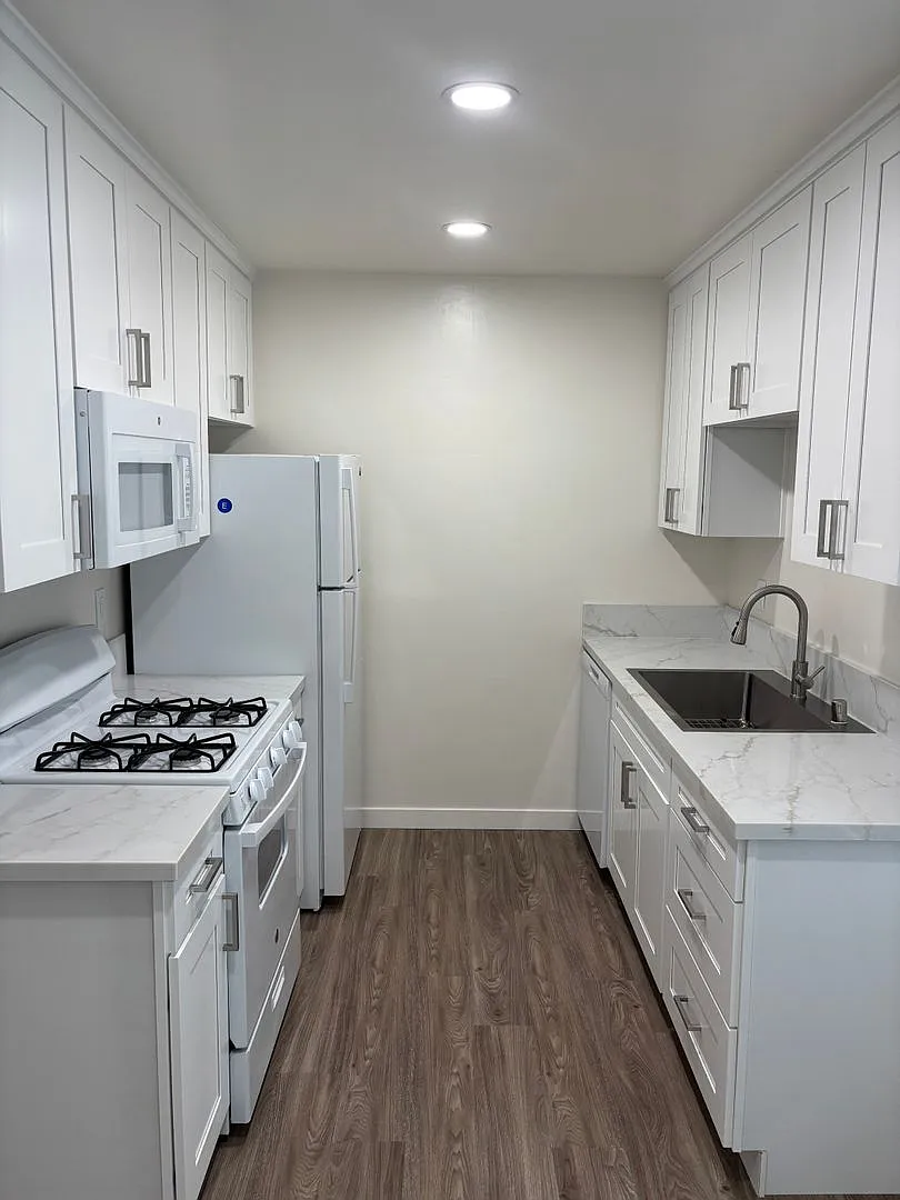 2 bed, 1 bath — Photo 3