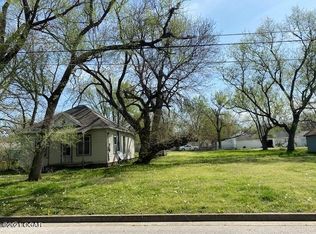 1022 N Adams St, Nevada, MO 64772