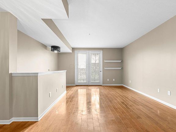 4th image of 112 E Mound St #1