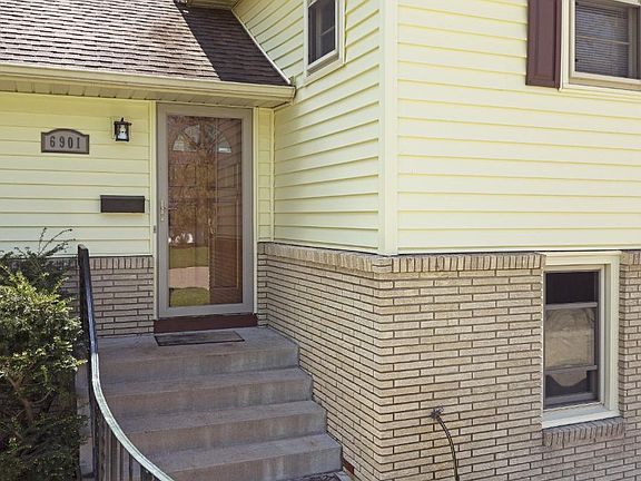 3rd image of 6901 Hillcrest Ln