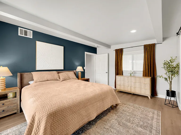 1048 N Hermosa Dr — Photo 12