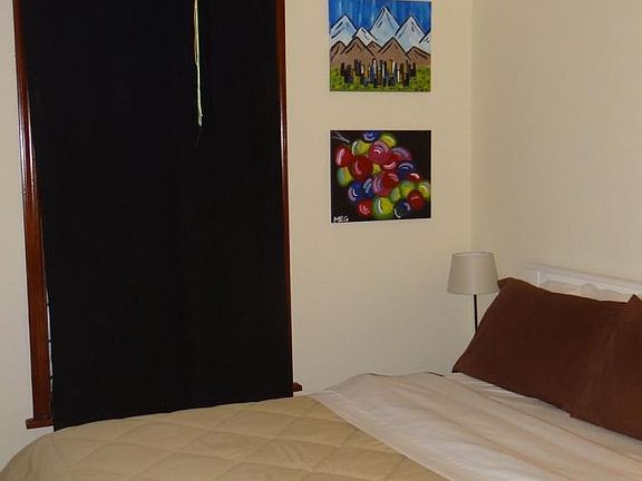 Bedroom w/ 2 closets