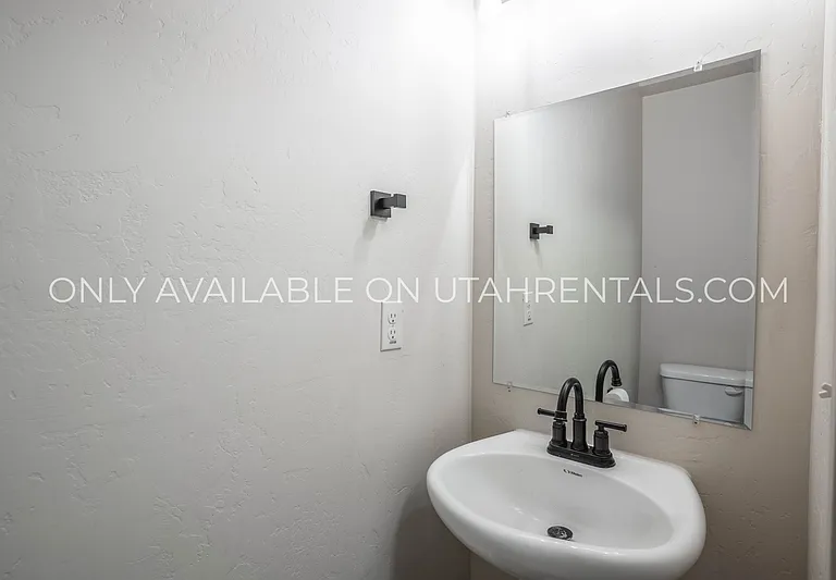 204 N 725 E — Photo 12