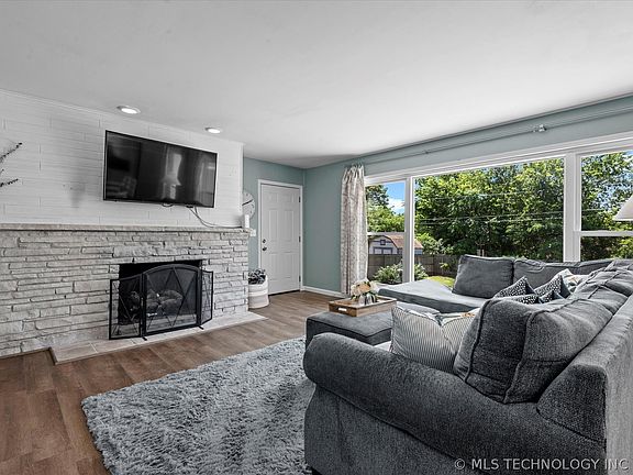 4th image of 215 SE Rockwood Ave