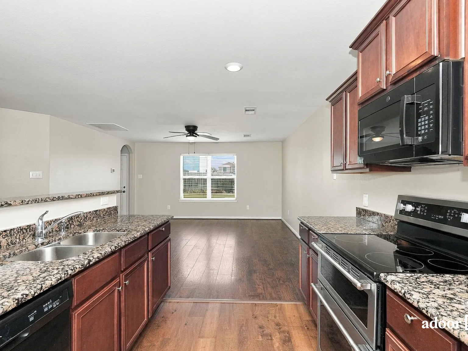 3 bed, 2.0 bath, 1392 sqft, $1,795 — Photo 2