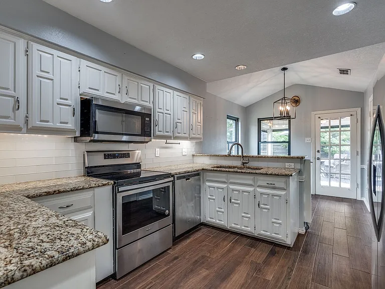 1108 Richland Oaks Dr — Photo 3