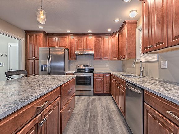 4th image of 5268 Center Dr