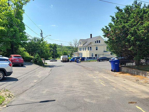 4th image of 31 Porter Manor Dr
