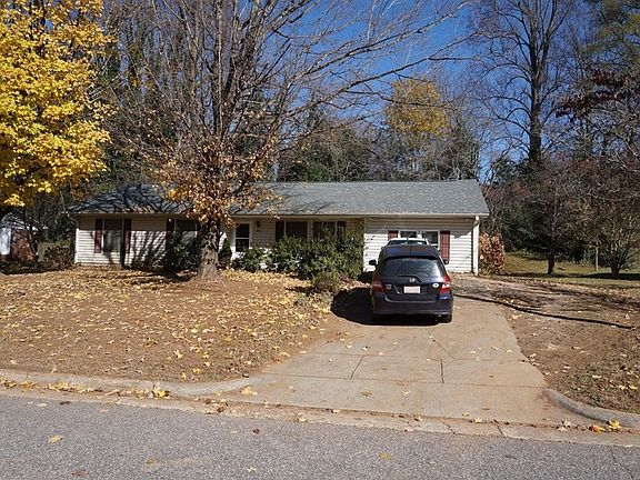 5th image of 402 Holland Cir