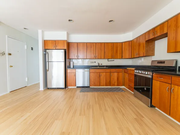 3722 Blackstone Avenue image 1 of 29
