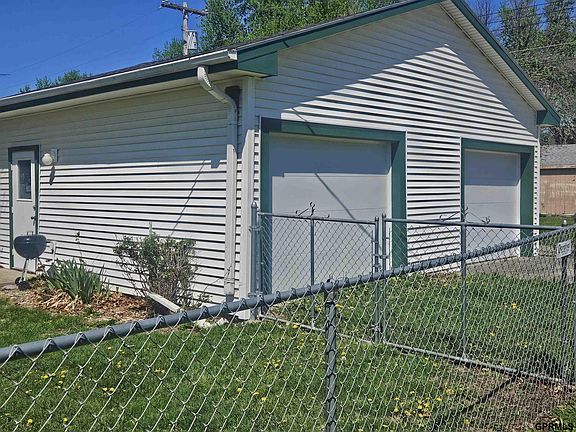 3rd image of 1104 N St
