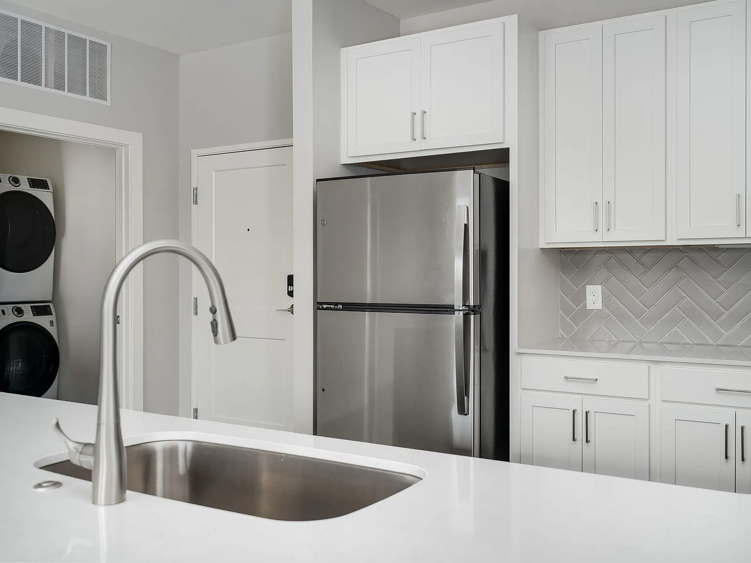 Knob Hill Apartments — Photo 3