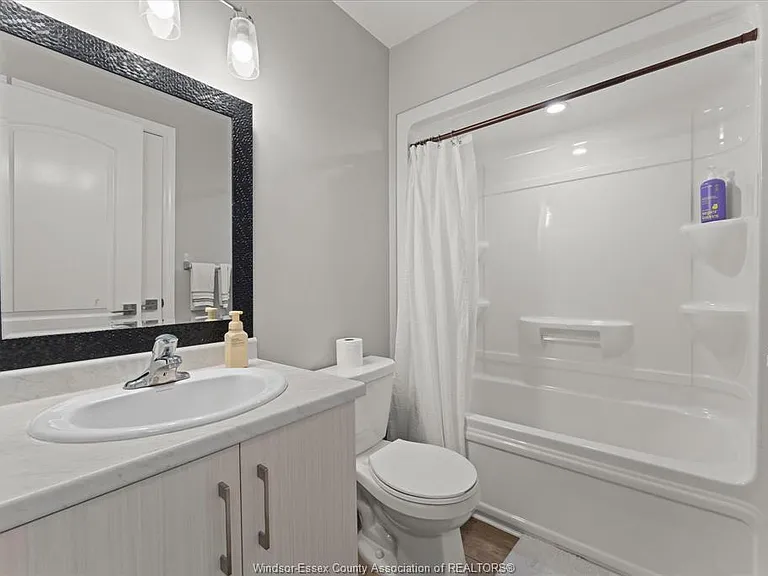 3185 Viola Cres — Photo 9