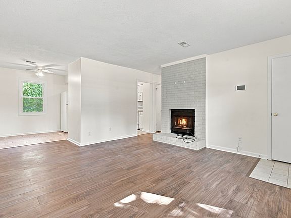 4th image of 300 Maplewood Dr