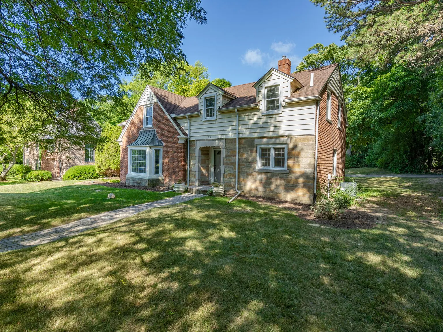 60 Devon Rd — Photo 2