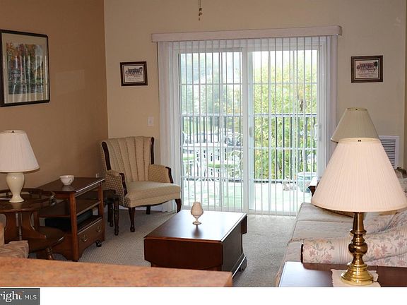 3rd image of 422 Creekside Dr