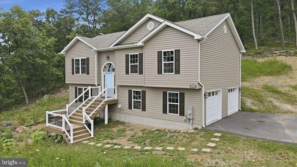 3 bed, 3.0 bath, 1850 sqft, $2,300 — Photo 1