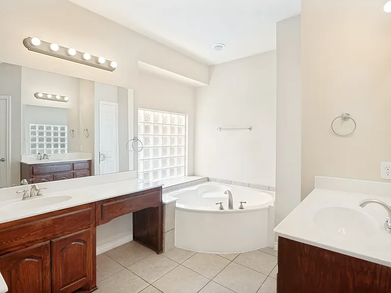 11800 Pondview Ln — Photo 33