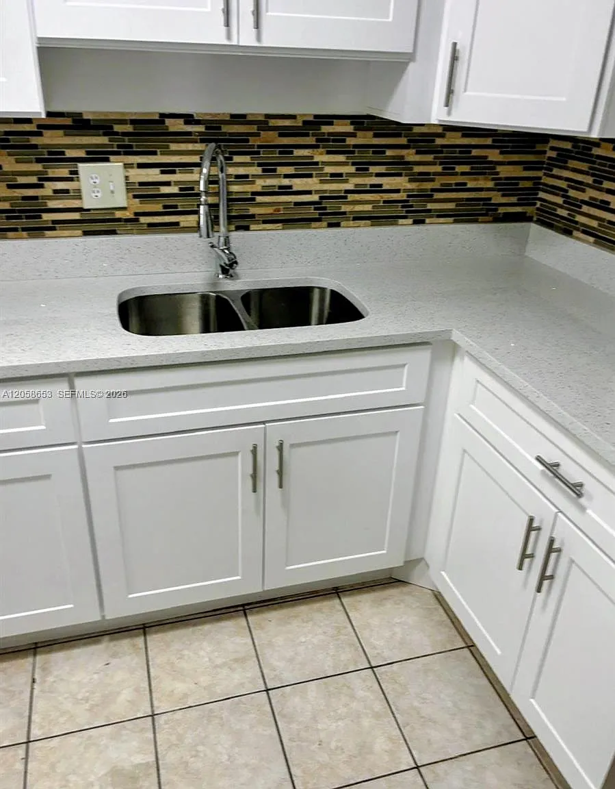Versailles Gardens Condo — Photo 2