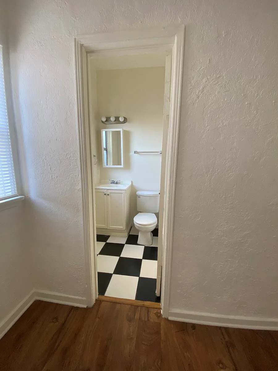Building Photo - 4367 Oakwood Ave #105