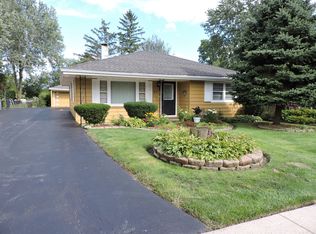 921 Ridge Ave, Mundelein, IL 60060