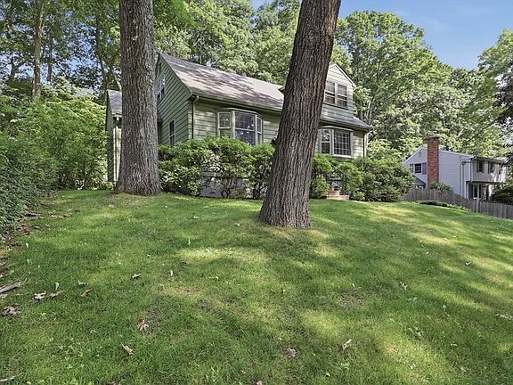 3rd image of 24 Hunting Ave