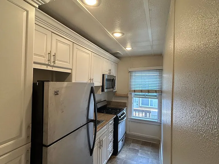 Upstairs one bedroom available now on Emerald between Cass and Bayard — Photo 1