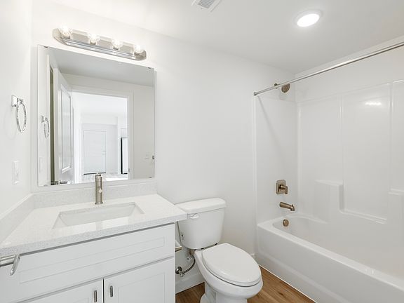 5th image of 7428 S Bell St #209