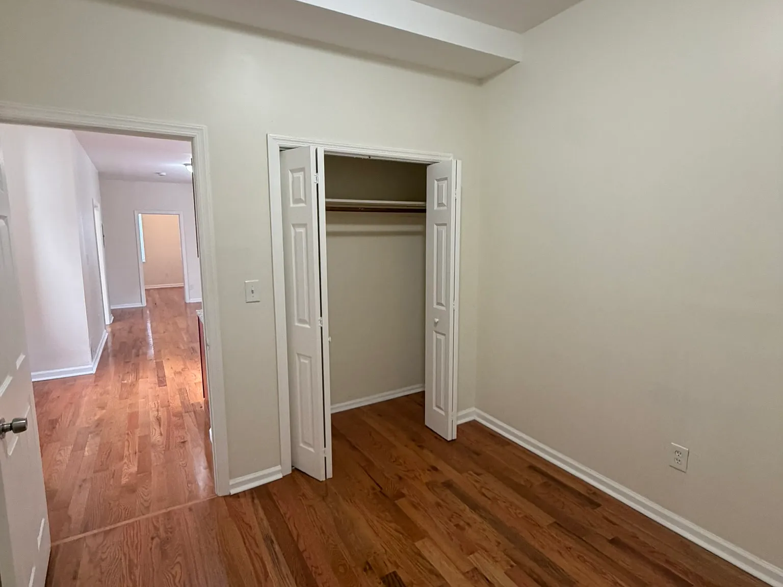 3 bed, 900 sqft, $2,100 — Photo 4