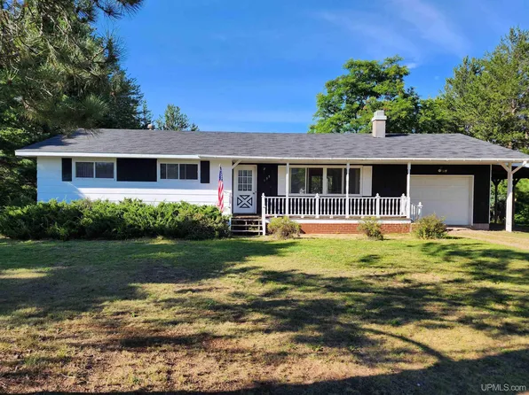 133 Riverland Dr, Marquette, MI 49855