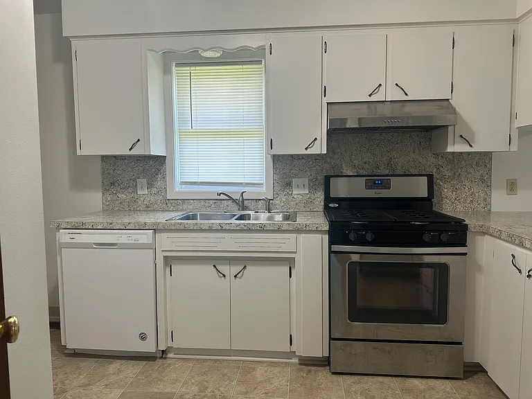 112 Meadow Ln — Photo 3