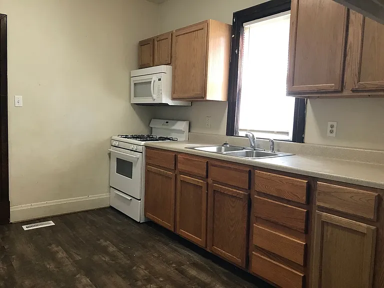 1017 Virginia Ave — Photo 5