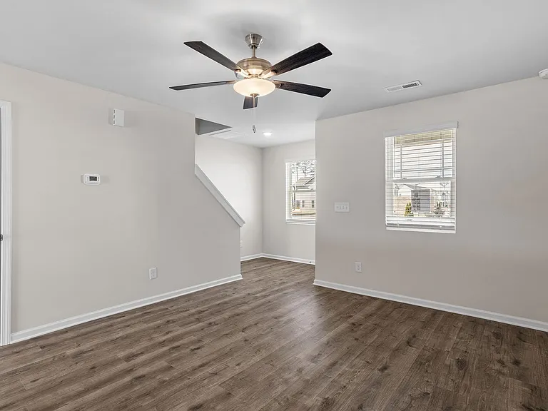 1012 Peony Ln — Photo 8