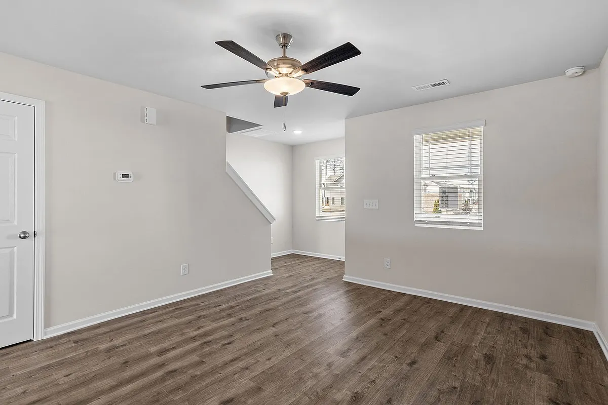 Building Photo - 1045 Peony Ln