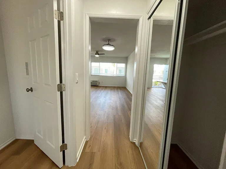 15925 Victory Blvd — Photo 17