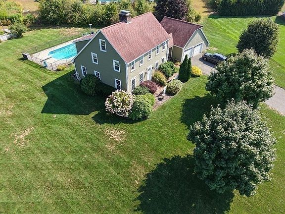 2nd image of 32 Rolling Meadow Ln