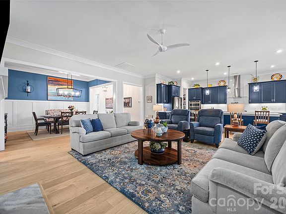 5th image of 703 Bee Ridge Rd
