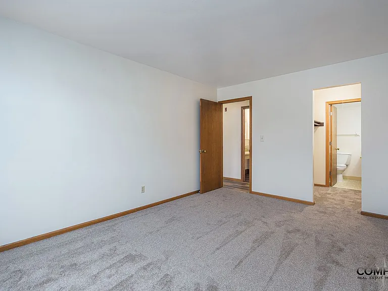 Half Moon Lake Apartments — Photo 37