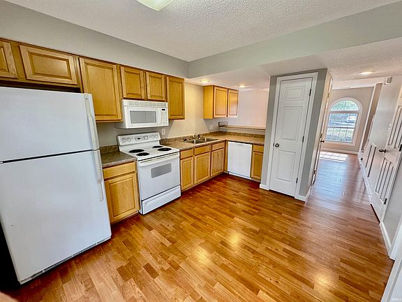 5th image of 3404 S Oaklawn Cir