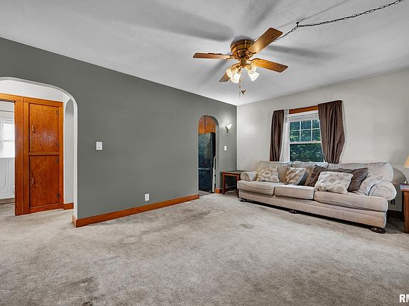 4th image of 206 Adams St