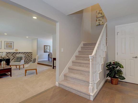 4th image of 244 Marchmont Dr