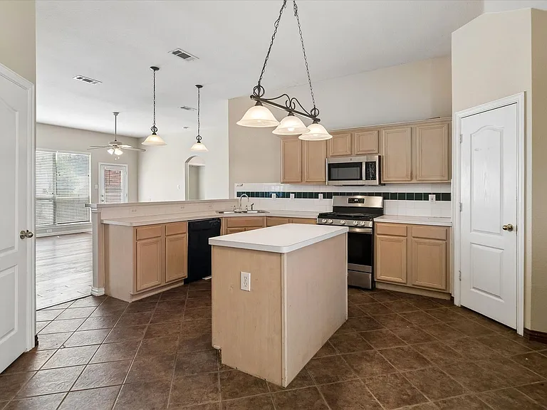 5001 Lake Crest Dr — Photo 8