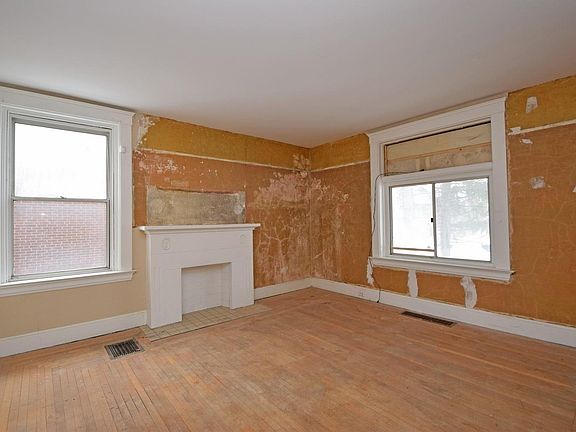 4th image of 558 Elberon Ave