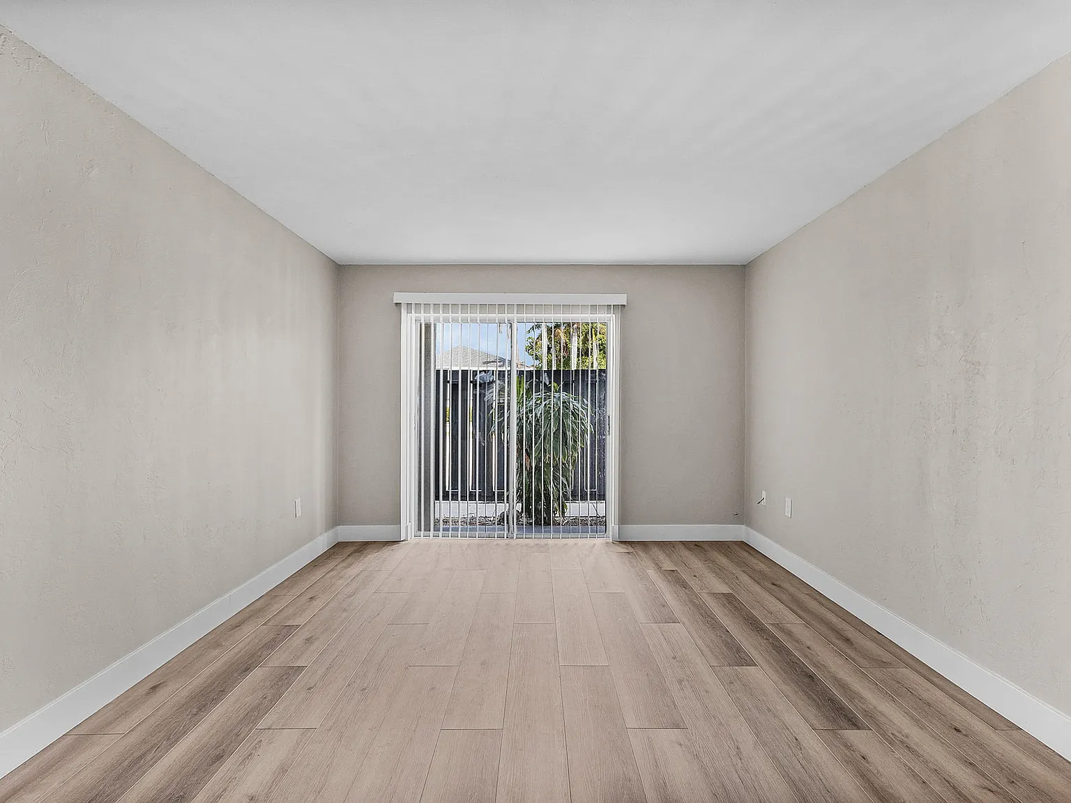 1917 Maravilla Ave — Photo 2